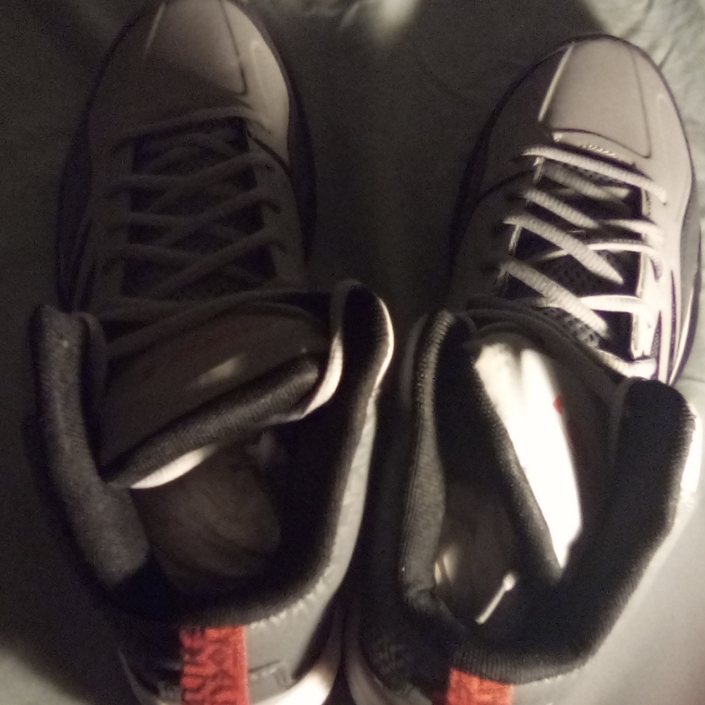 Sports shoes